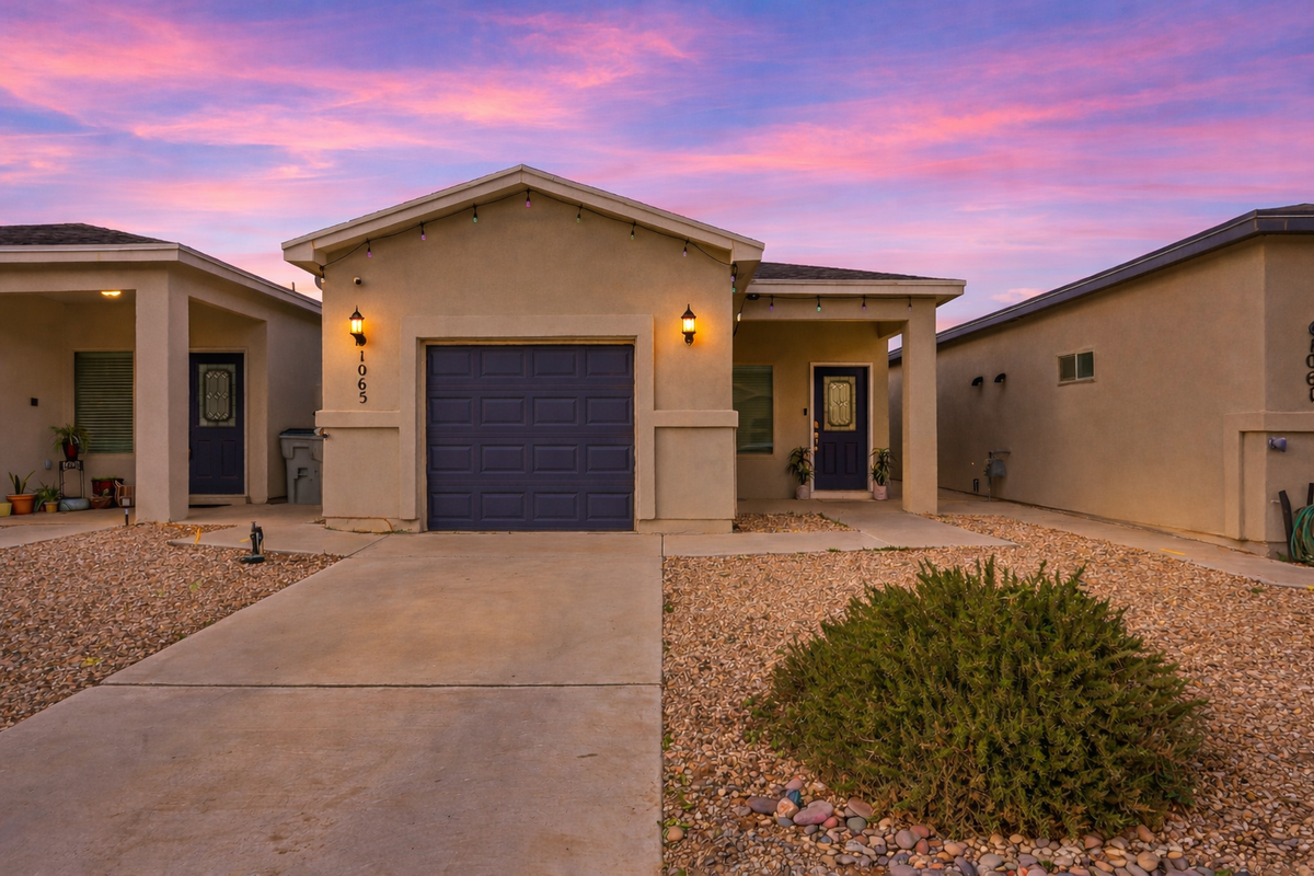 Suburban_home_at_dusk_with_lights